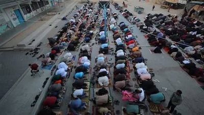 مشهد يعكس الصمود.. كيف أدى الفلسطينيون صلاة العيد على أنقاض غزة؟ (فيديو)