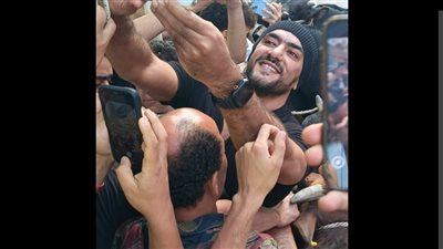 أحمد العوضي يذبح الأضحية وسط أهالي عين شمس ويحتفل بالعيد بطريقته الخاصة