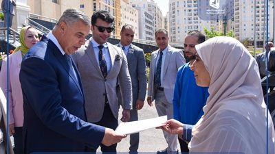 محافظ الإسكندرية يُسلم 