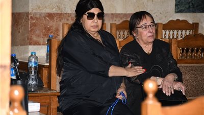 خالد النبوي وفيفي عبده الأبرز.. عزاء الفنانة سميحة أيوب بمسجد عمر مكرم