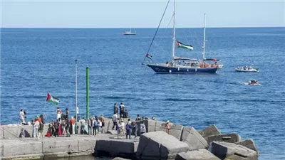 أزيز الطائرات يملأ السماء.. الاحتلال يُحاصر سفينة 