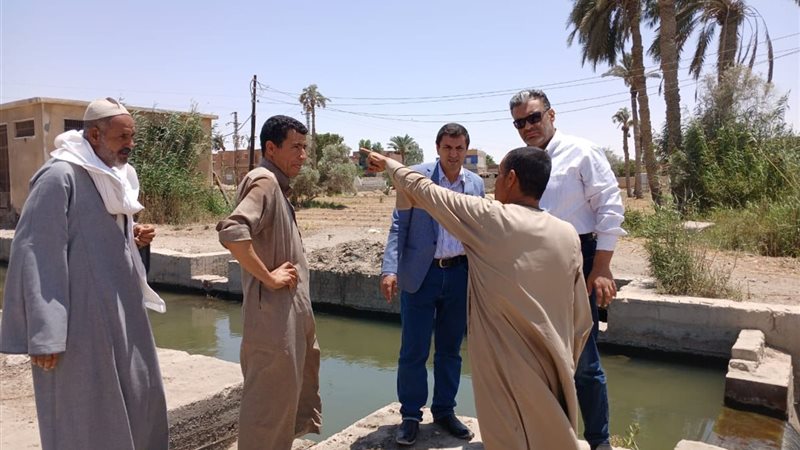 رئبس أدارة رى الفيوم أثناء الجولة على الترع والمصارف