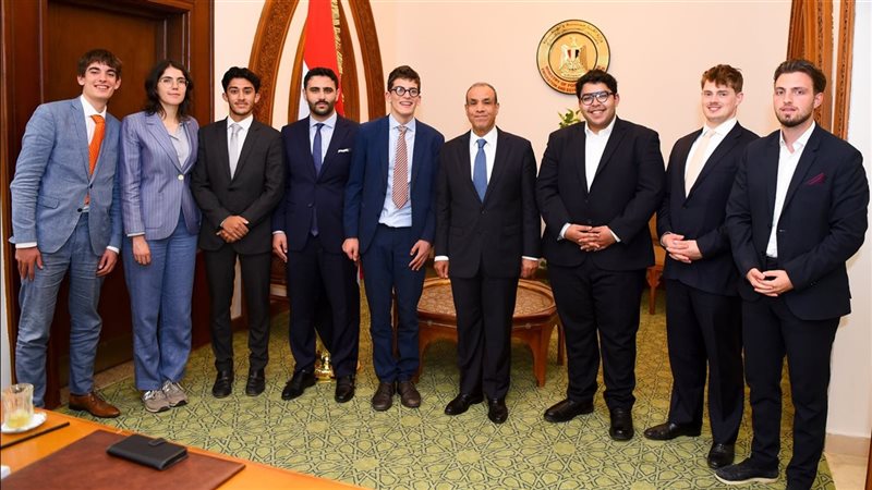 وزير الخارجية مع الطلاب المصريين بالخارج