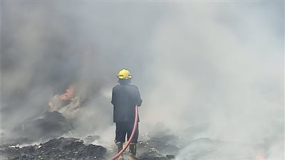 انتداب المعمل الجنائي لمعاينة حريق مخزون أقمشة في المحلة الكبرى