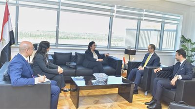 وزير الاستثمار يناقش خطط التوسع لشركة AXA العاملة في مجال التأمين الصحي