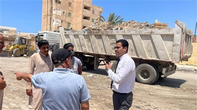 نائب محافظ مطروح يتابع جهود رفع تراكمات القمامة بعزبة السلام والسيدة عائشة
