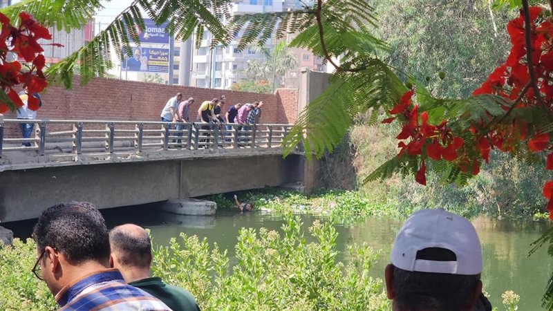 لحظة العثور على جثمان الشاب الغريق 