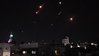 شاهد.. صواريخ إيران الباليستية تحرق منشأة استراتيجية في حيفا 