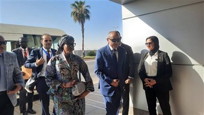 محافظ الأقصر في استقبال السيدة الأولى لجمهورية جامبيا
