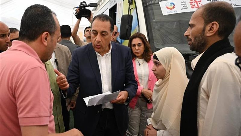 رئيس الوزراء أثناء حديثه مع المواطن