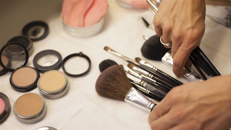 أضرار الفرشاة المتسخة على البشرة
