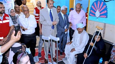 محافظ سوهاج يتفقد قافلة تركيب الأطراف الصناعية بمستشفى الهلال الأحمر