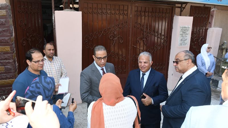 محافظ الفيوم أثناء الجولة