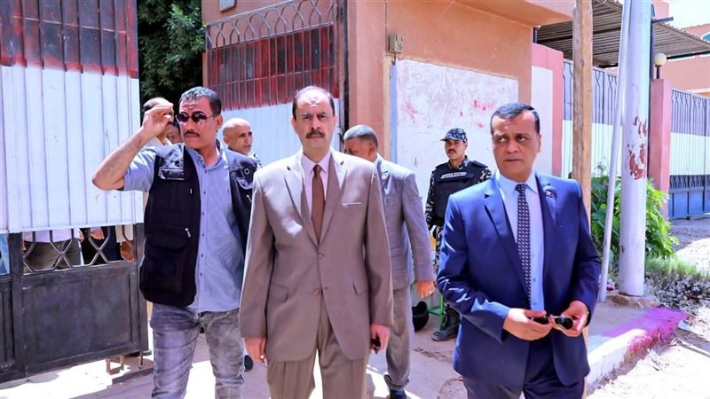 جانب من زيارة المحافظ ووكيل التعليم للمصابين 
