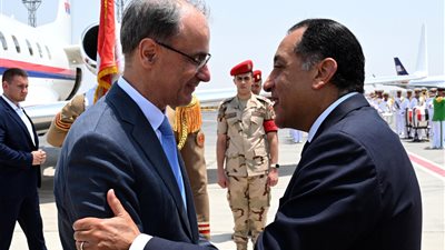 رئيس الوزراء يستقبل نظيره الصربي بمطار القاهرة الدولي
