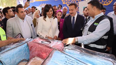 محافظ المنوفية والسفيرة نبيلة مكرم يدشنان القافلة التنموية الشاملة بالشهداء