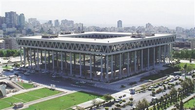 تجدد النيران في مبنى الإذاعة والتلفزيون الإيراني بعد استهدافه أمس (فيديو)