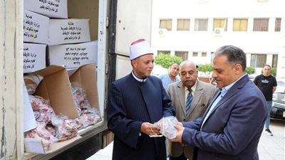تسليم 2 طن لحوم من صكوك الأضاحي لتوزيعها على المستحقين من أبناء الشرقية