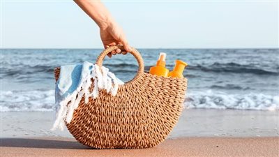 10 أشياء يجب وضعها داخل حقيبة مصيفك.. تعرفي عليها 