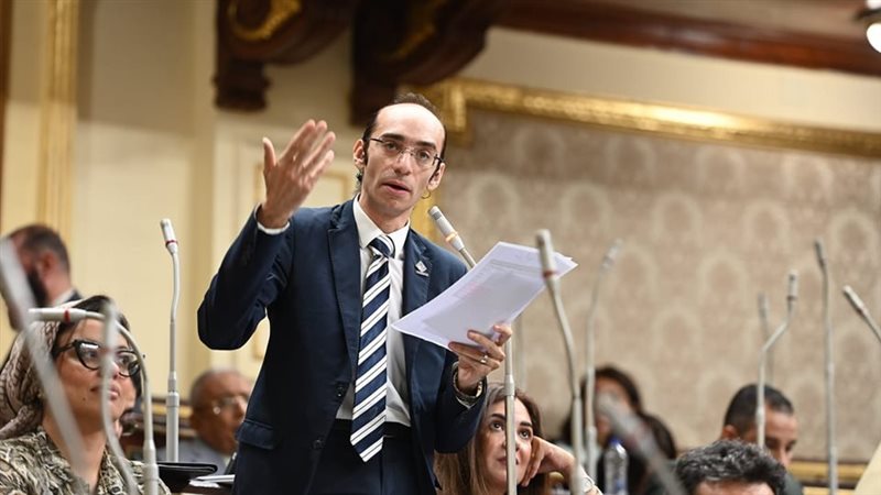 النائب محمد عبد العزيز
