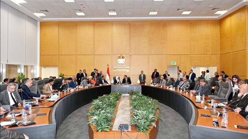 وزير الإسكان وأعضاء مجلسي النواب والشيوخ