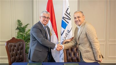 رئيس اقتصادية قناة السويس يوقع عقد مشروع شركة 
