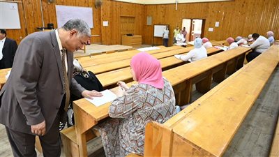 نائب رئيس جامعة الفيوم يـتـفَقَّدُ أعمالَ الامتحانات بكلية السِّياحة والفنادق