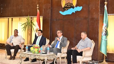 محافظ الفيوم يوجه رؤساء الوحدات المحلية بتحقيق إنجازات ملموسة على أرض الواقع