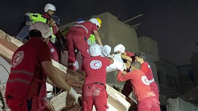 الهلال الأحمر يواصل دعم جهود الإنقاذ بعد انهيار عقار بالسيدة زينب (صور)