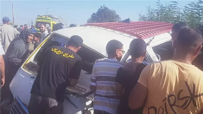 تصادم سيارة ميكروباص بأخرى نقل بكفر الشيخ