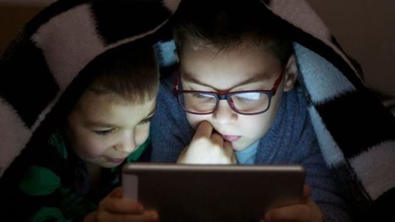 استخدام الهواتف بإدمان هو ما يرفع خطر الانتحار بين المراهقين