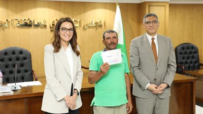 محافظ الجيزة يكرّم 18 عاملا بالمنطقة الأثرية بالهرم بعد اجتياز برامج محو الأمية
