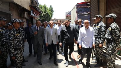 محافظ القاهرة يشرف على عمليات إنقاذ سكان العقارين المنهارين بحدائق القبة