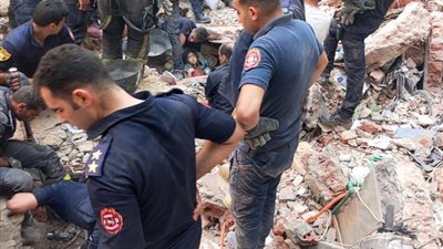 7 ساعات تحت الأنقاض.. استخراج طفلة مصابة من أسفل ركام عقاري حدائق القبة