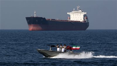 خبير: الرد الأمريكي جاهز على إغلاق مضيق هرمز والنفط سيقفز لـ100 دولار