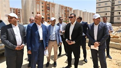 وزير الإسكان يتفقد أعمال تطوير المحاور والطرق الرئيسية ومشروعا سكنيا بمدينة بدر