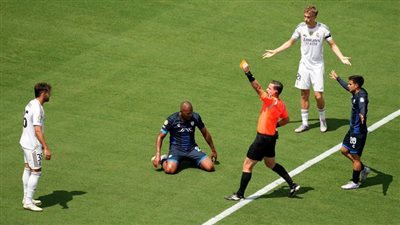 أسينسيو يغادر الملعب بعد 7 دقائق.. طرد يشعل مباراة ريال مدريد وباتشوكا (فيديو)