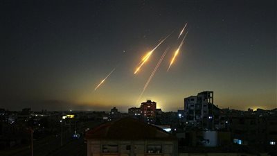 محمود محيى الدين: إيران أصابت أهدافًا استراتيجية في إسرائيل وأرهقت سلاحها الجوي