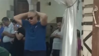 صدمة الفنان تامرعبدالمنعم أثناء صلاة الجنازة على والده