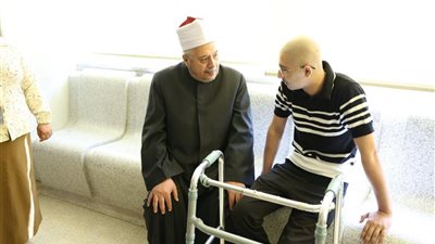 لفتة إنسانية.. رئيس قطاع المعاهد الأزهرية يزور طلاب الشهادة الثانوية بمستشفى 57357