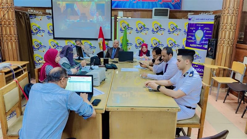 وكيل وزارة تعليم الفيوم أثناء متابعة الامتحنات