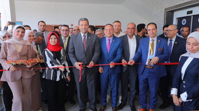 محافظ دمياط ورئيس الجامعة يفتتحان معرض مشروعات التخرج
