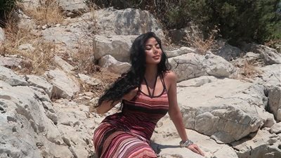 كارولين عزمي تستمتع بإجازتها الصيفية بإطلالة ملفتة