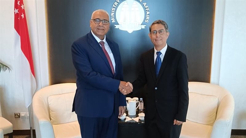 السفير المصري يلتقي وزير الشئون الإسلامية في سنغافورة
