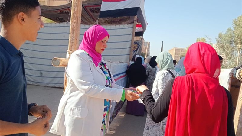 أستقبال طلاب الثانوية العامة بالورود امام اللجان