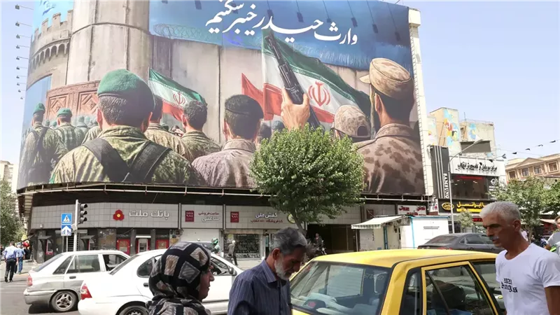 لافتة ضخمة في ساحة الثورة في طهران