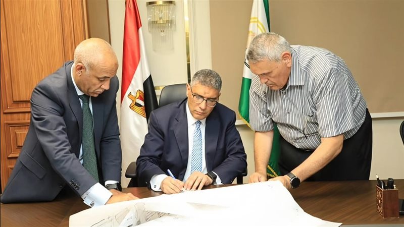 جانب من التوقيع 