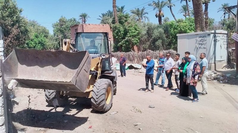 رئيس مدينة ابشواى اثناء اعمال الازالة