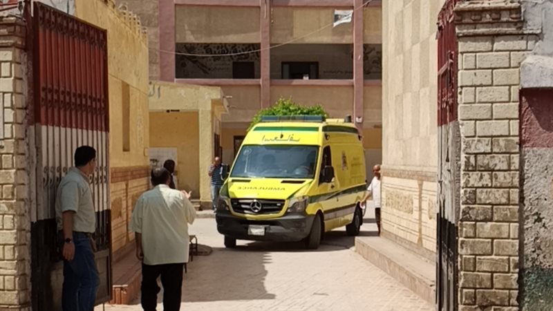 خروج سيارة الإسعاف من المدرسة