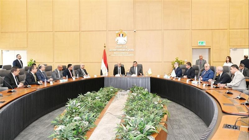 وزيرا الإسكان والتعليم